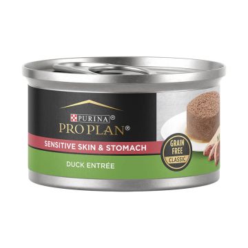 A can of Purina Pro Plan Sensitive Skin and Stomach Duck Entrée grain free wet cat food.